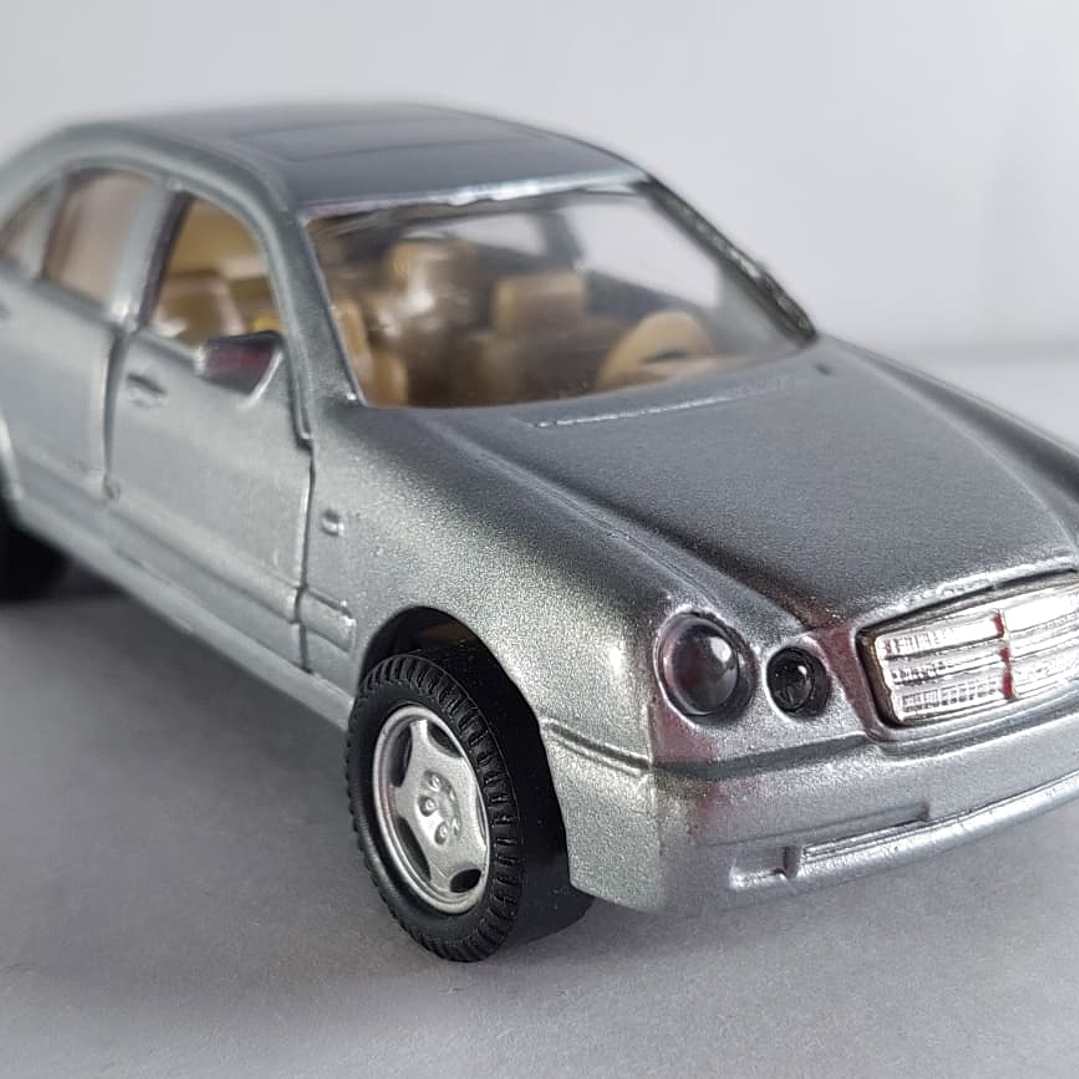 MERCEDES BENZ CLASE  E W210 ESCALA 1/36 1