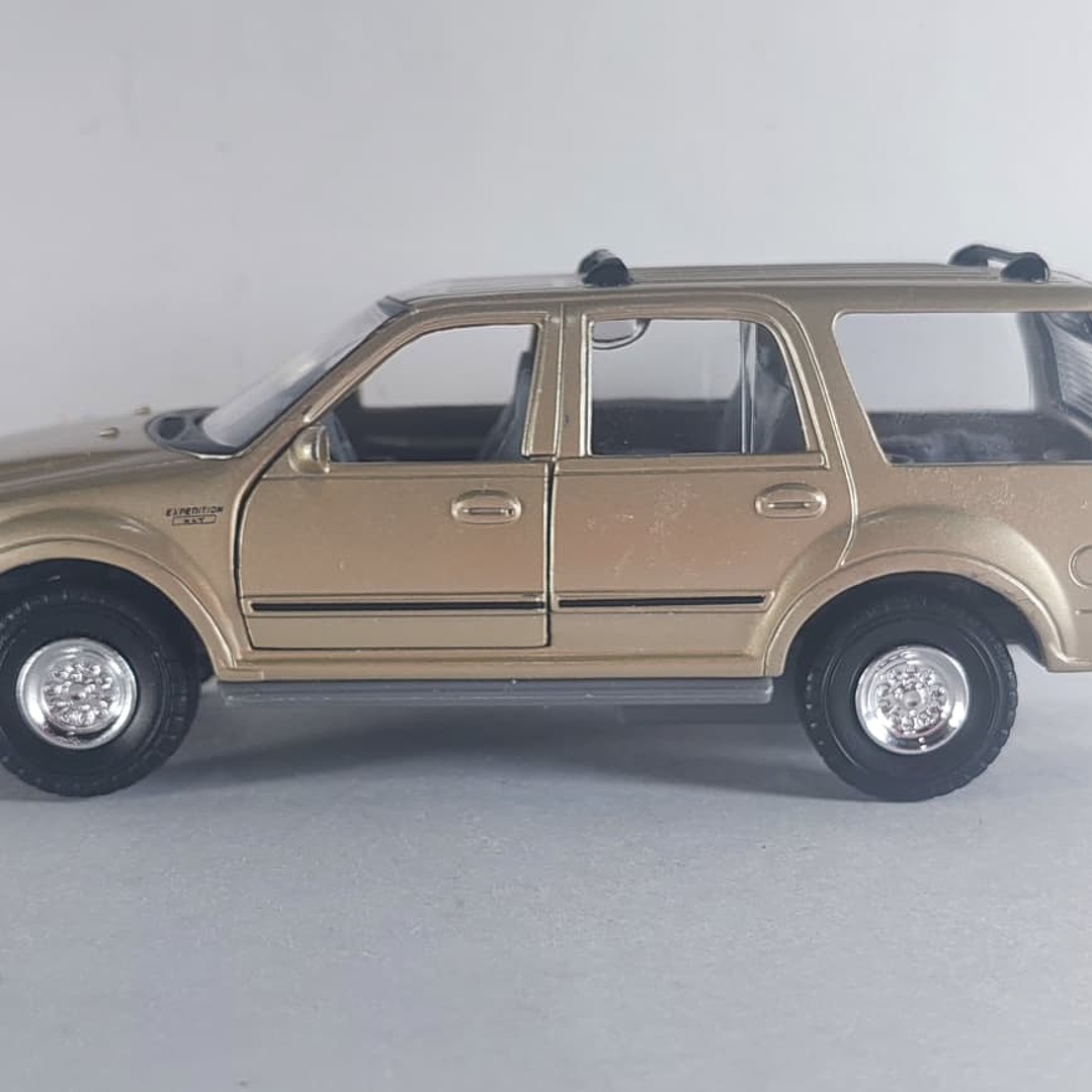 FORD EXPEDITION 1998 DORADA , Escala 1-38 marca TINS TOYS 3