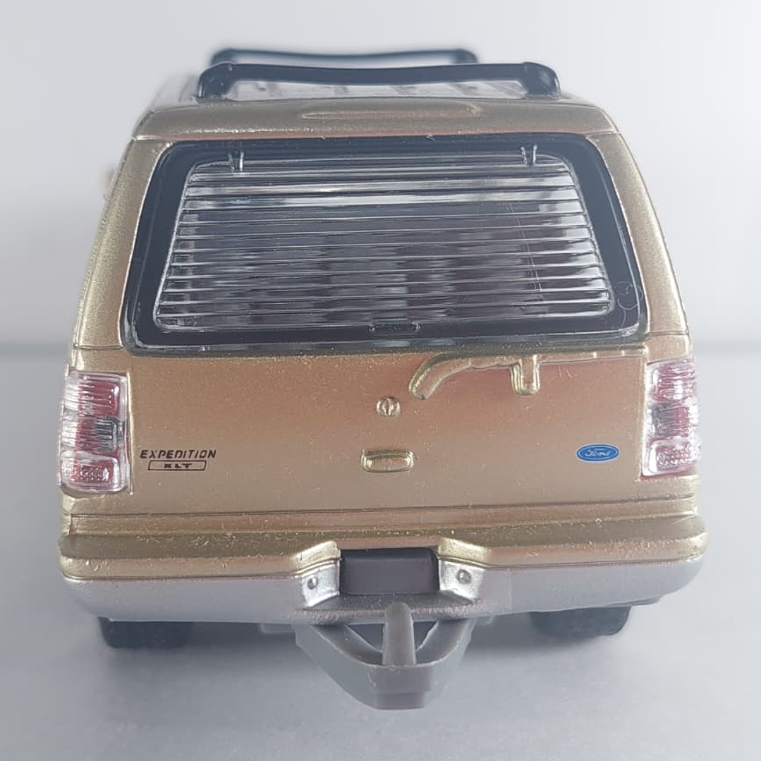 FORD EXPEDITION 1998 DORADA , Escala 1-38 marca TINS TOYS 4