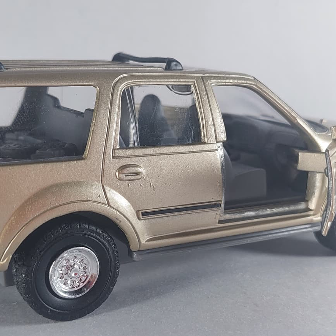 FORD EXPEDITION 1998 DORADA , Escala 1-38 marca TINS TOYS 5