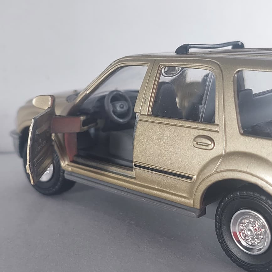 FORD EXPEDITION 1998 DORADA , Escala 1-38 marca TINS TOYS 6