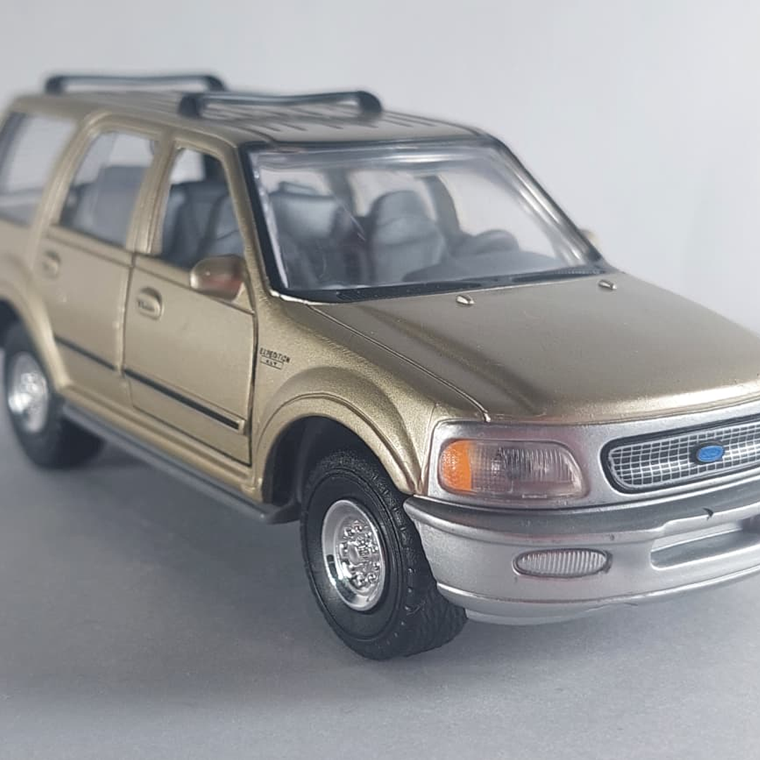 FORD EXPEDITION 1998 DORADA , Escala 1-38 marca TINS TOYS 1