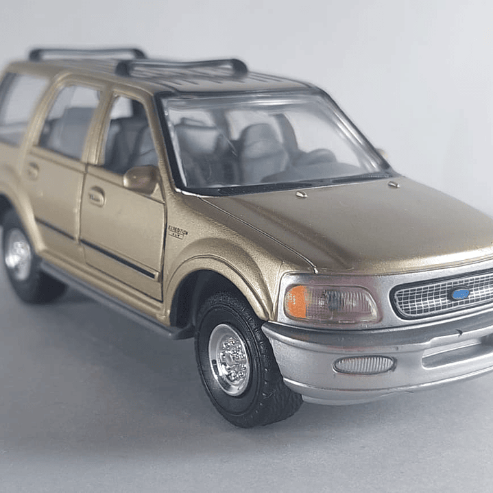 FORD EXPEDITION 1998 DORADA , Escala 1-38 marca TINS TOYS 1