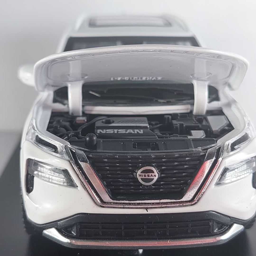 Nissan xtrail 2023 , Escala 1-32 marca china luces Led 5