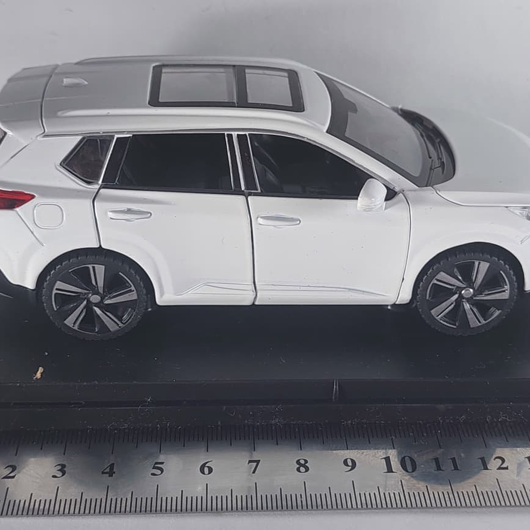 Nissan xtrail 2023 , Escala 1-32 marca china luces Led 7
