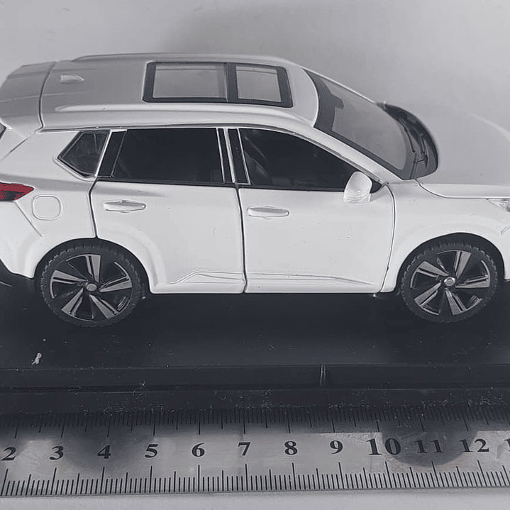 Nissan xtrail 2023 , Escala 1-32 marca china luces Led 7