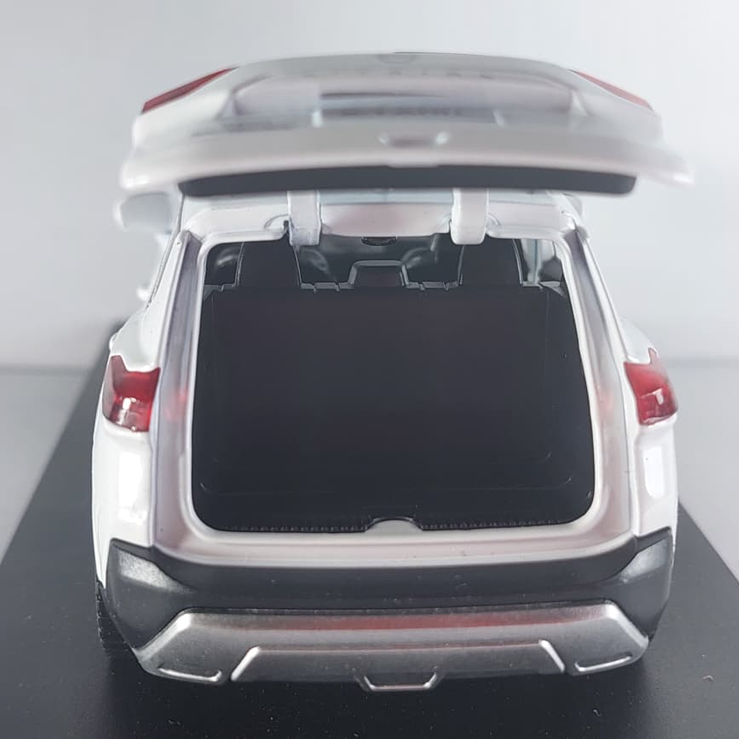 Nissan xtrail 2023 , Escala 1-32 marca china luces Led 8
