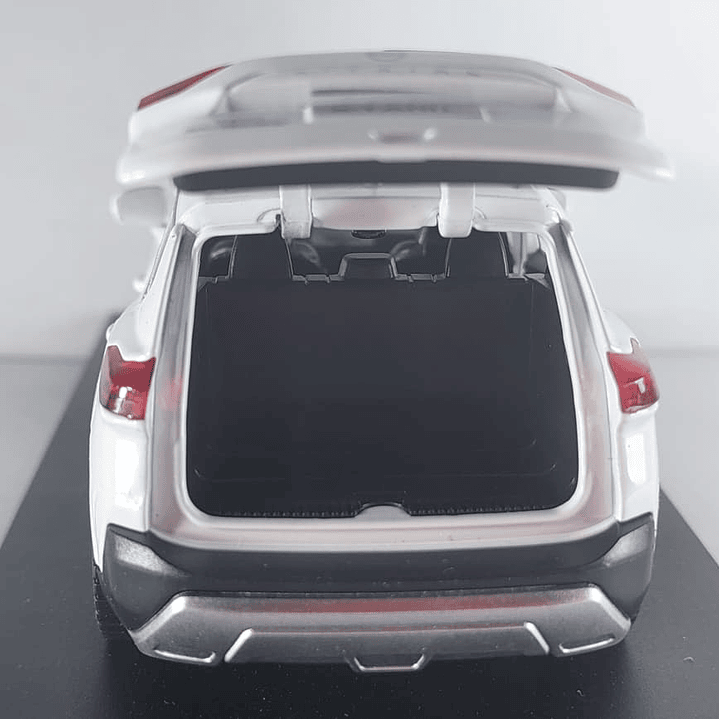 Nissan xtrail 2023 , Escala 1-32 marca china luces Led 8