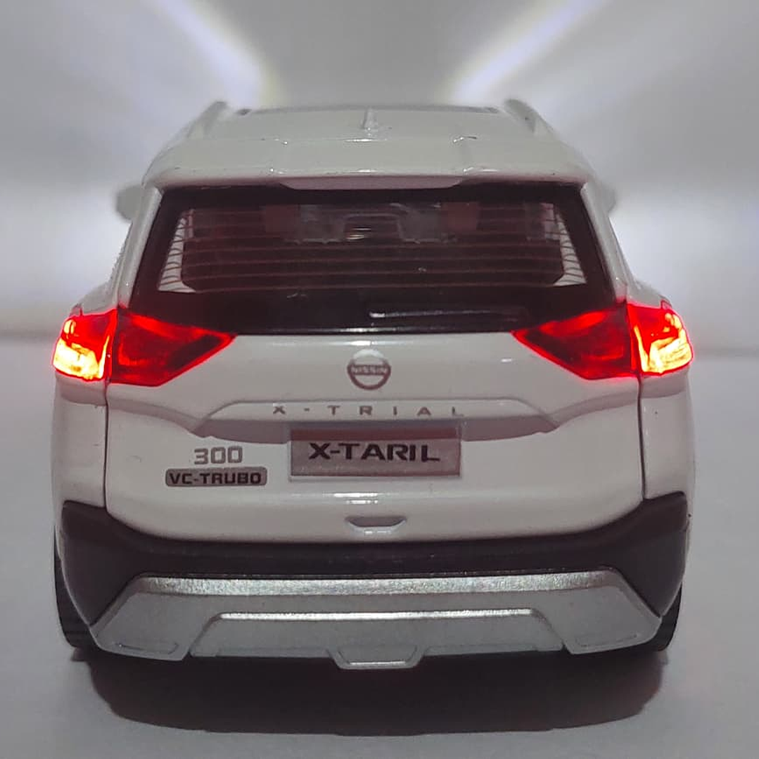 Nissan xtrail 2023 , Escala 1-32 marca china luces Led 9