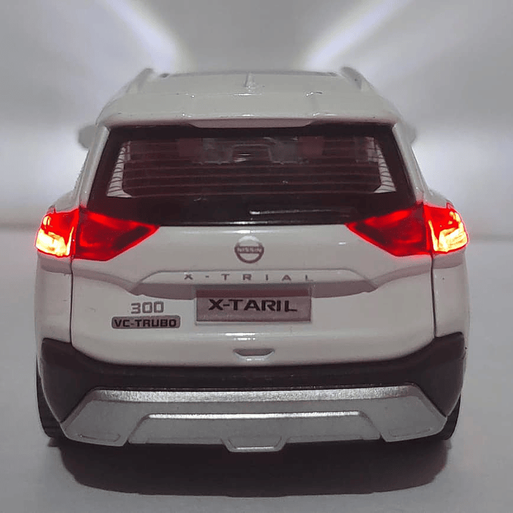 Nissan xtrail 2023 , Escala 1-32 marca china luces Led 9