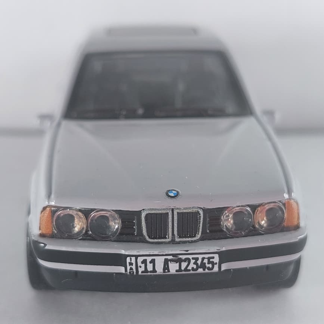 BMW SERIE 5 E34 GRIS, Escala 1/36 luces LED 2