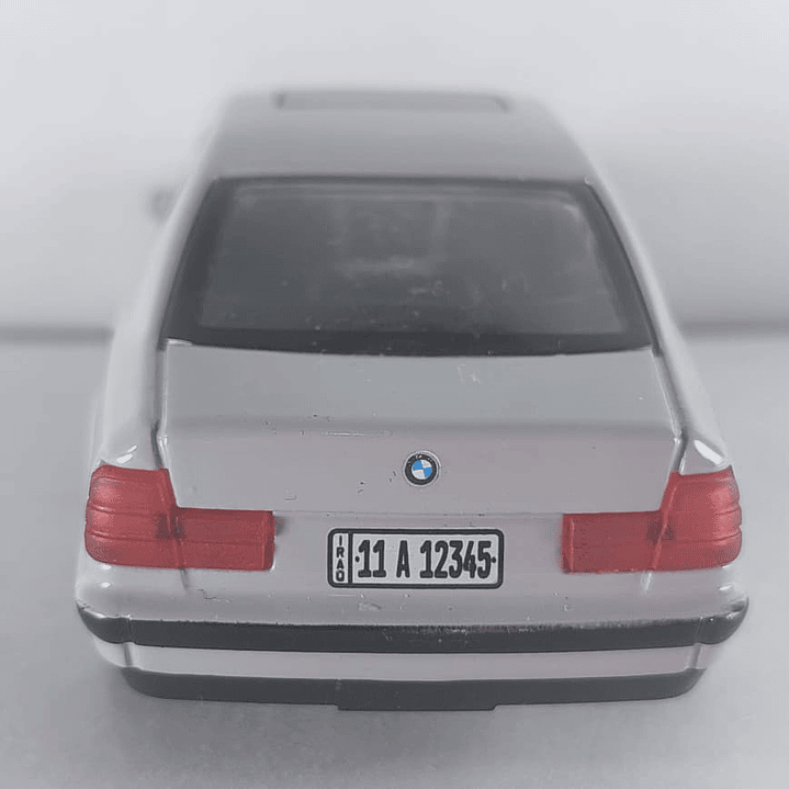 BMW SERIE 5 E34 GRIS, Escala 1/36 luces LED 3