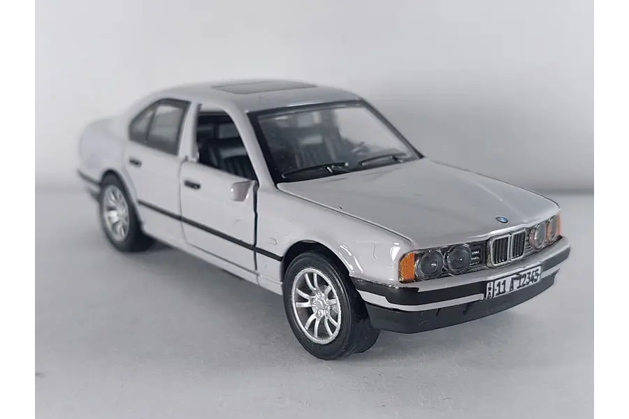 BMW SERIE 5 E34 GRIS, Escala 1/36 luces LED