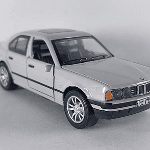 BMW SERIE 5 E34 GRIS, Escala 1/36 luces LED