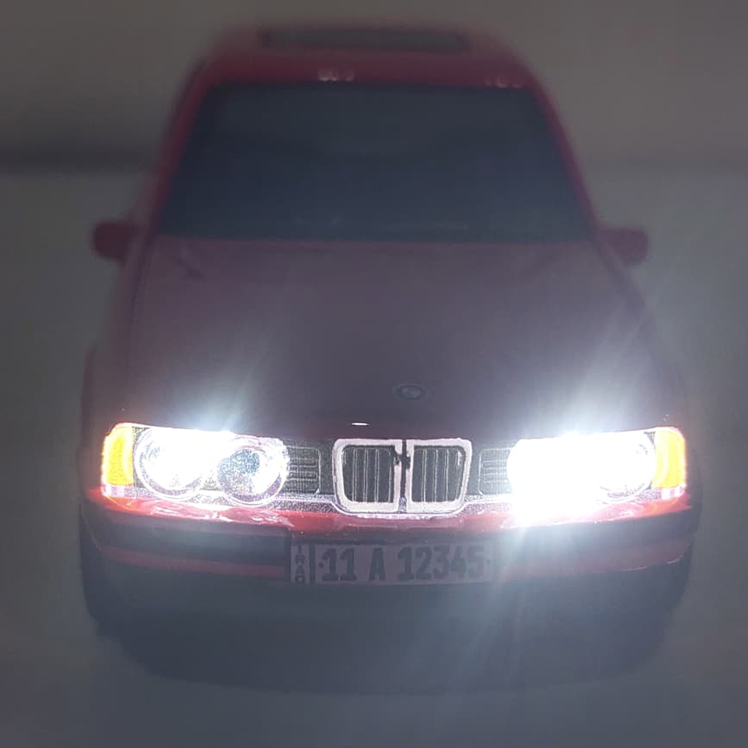 BMW SERIE 5 E34 ROJO Escala 1/36 luces LED 5