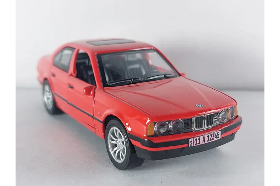 BMW SERIE 5 E34 ROJO Escala 1/36 luces LED