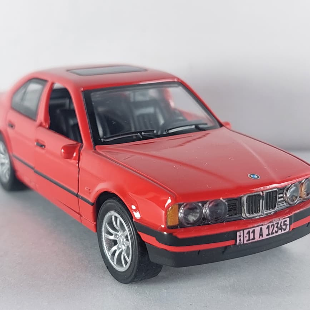 BMW SERIE 5 E34 ROJO Escala 1/36 luces LED 1