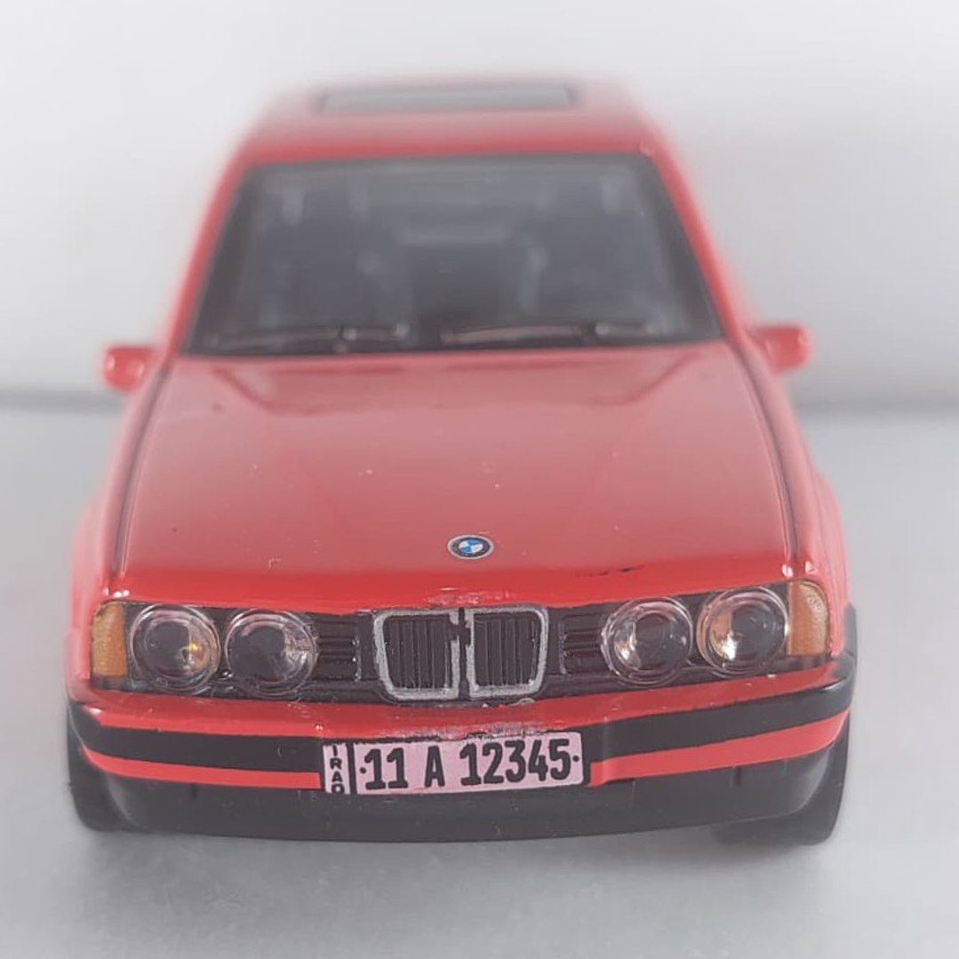 BMW SERIE 5 E34 ROJO Escala 1/36 luces LED 6