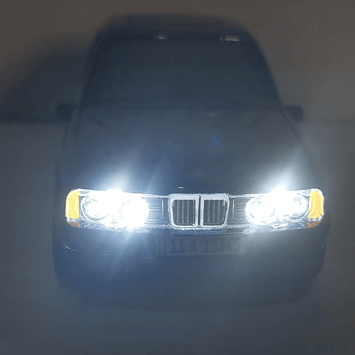 BMW SERIE 5 E34 NEGRO Escala 1/36 luces LED- 2