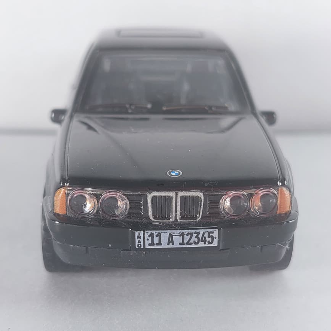 BMW SERIE 5 E34 NEGRO Escala 1/36 luces LED- 3