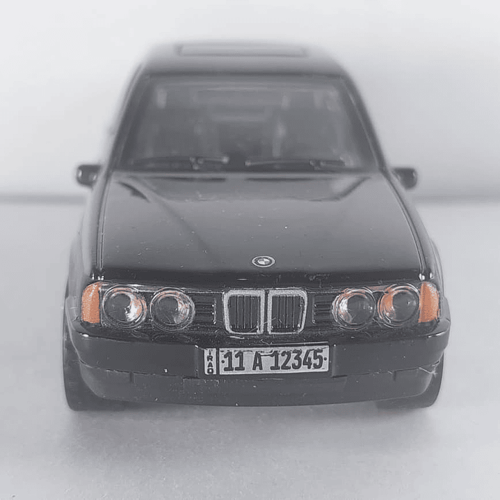 BMW SERIE 5 E34 NEGRO Escala 1/36 luces LED- 3