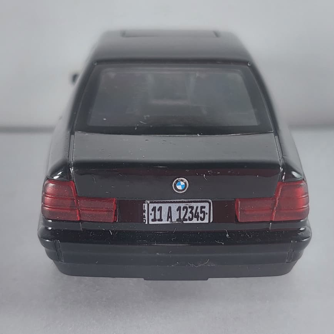 BMW SERIE 5 E34 NEGRO Escala 1/36 luces LED- 4