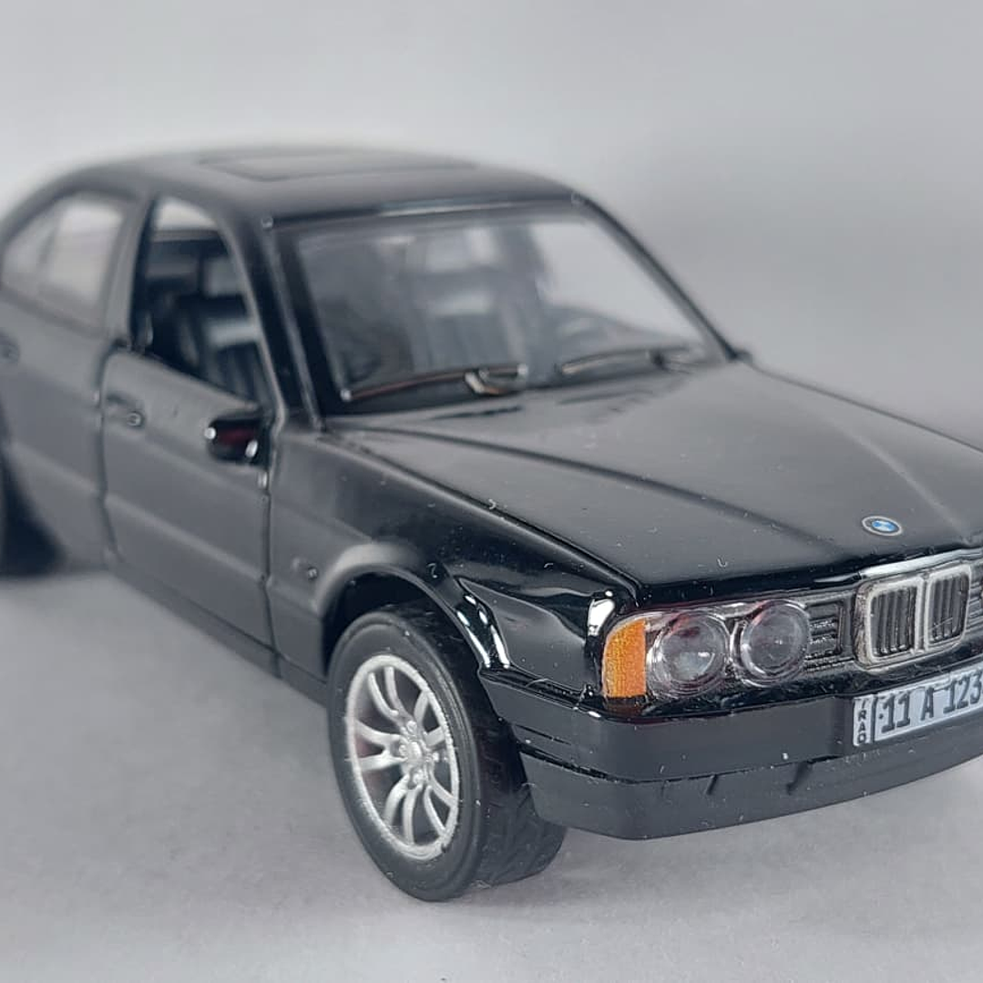 BMW SERIE 5 E34 NEGRO Escala 1/36 luces LED- 1