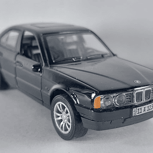 BMW SERIE 5 E34 NEGRO Escala 1/36 luces LED-