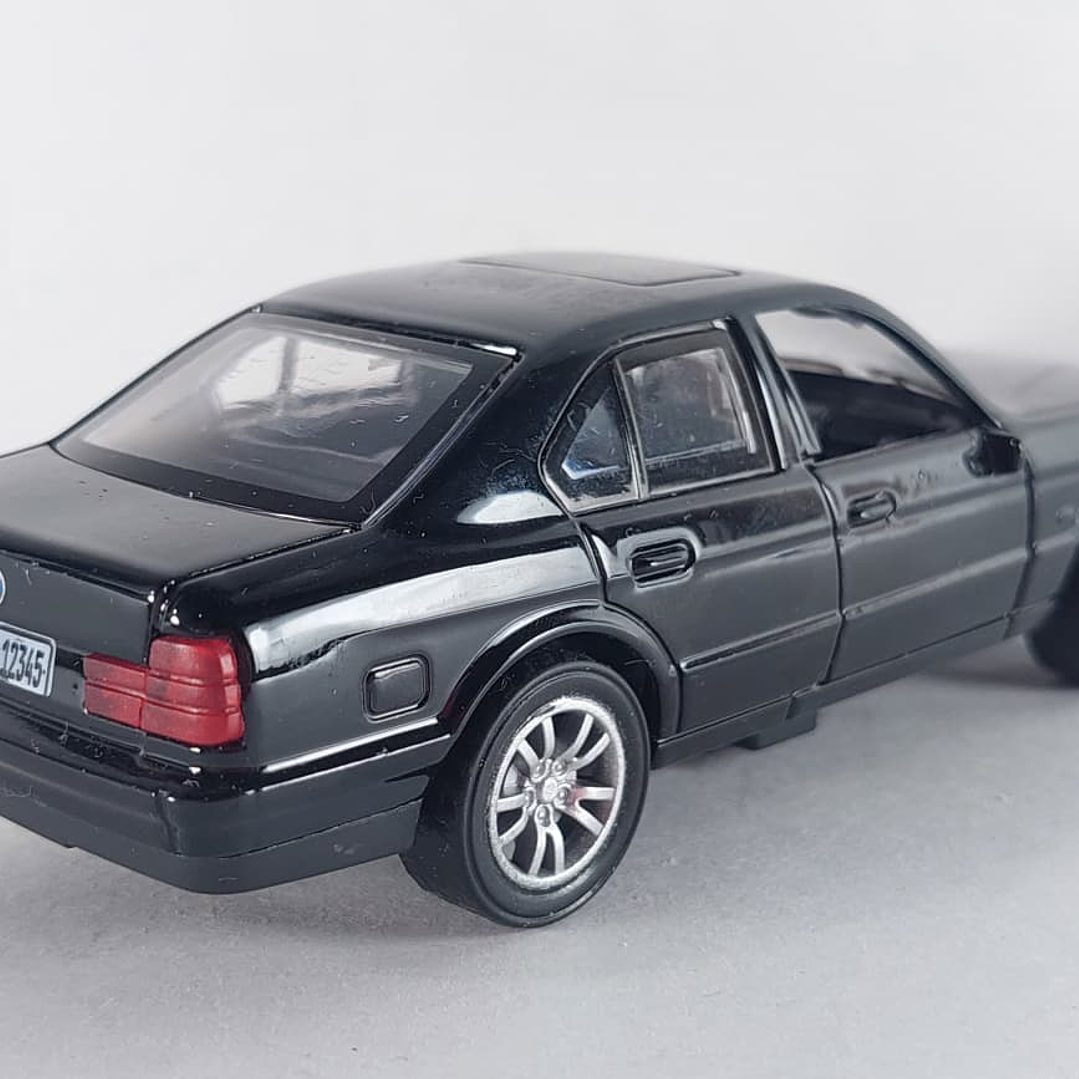 BMW SERIE 5 E34 NEGRO Escala 1/36 luces LED- 5