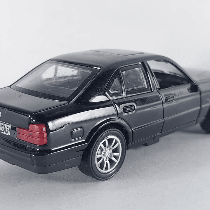 BMW SERIE 5 E34 NEGRO Escala 1/36 luces LED- 5