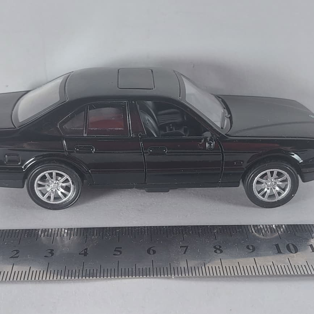 BMW SERIE 5 E34 NEGRO Escala 1/36 luces LED- 6