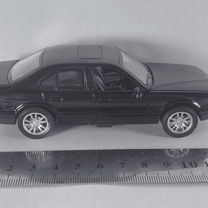 BMW SERIE 5 E34 NEGRO Escala 1/36 luces LED- 6