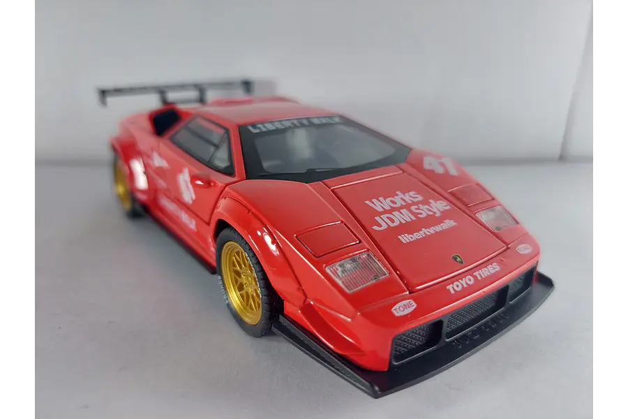 Lamborghini Countach Escala 1/32  Marca China Luces LED