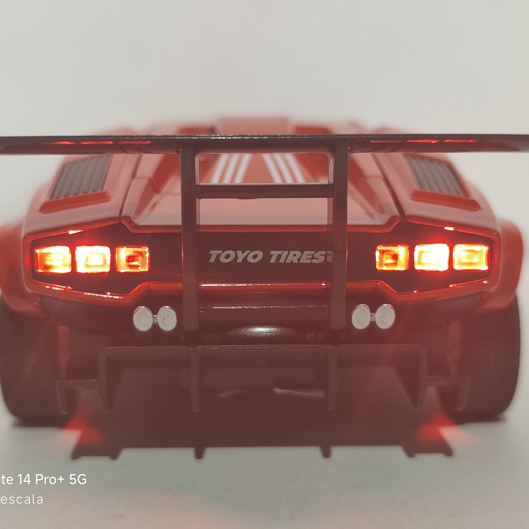 Lamborghini Countach Escala 1/32  Marca China Luces LED 2