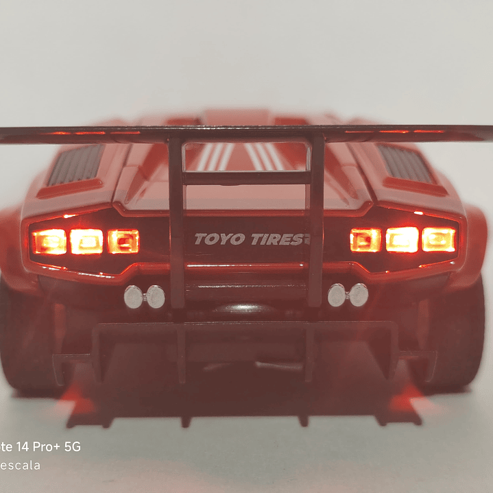 Lamborghini Countach Escala 1/32  Marca China Luces LED 2
