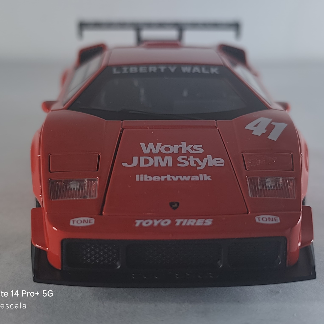 Lamborghini Countach Escala 1/32  Marca China Luces LED 3