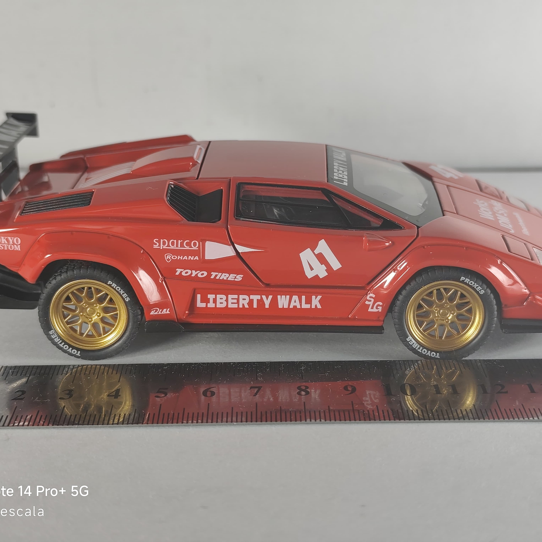Lamborghini Countach Escala 1/32  Marca China Luces LED 4