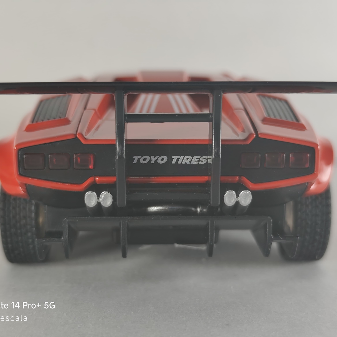 Lamborghini Countach Escala 1/32  Marca China Luces LED 6