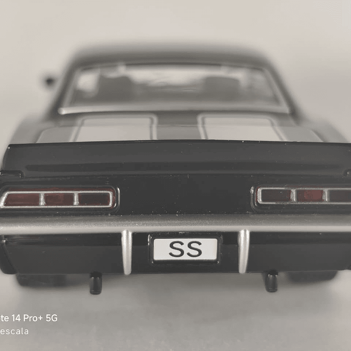 Chevrolet Camaro SS Marca CHINA ESCALA 1/32 Luces LED 4
