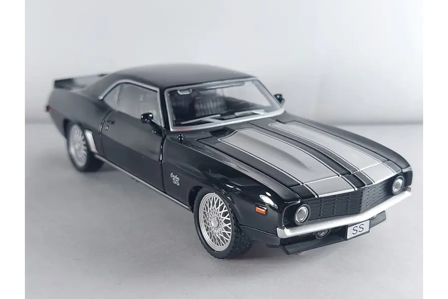 Chevrolet Camaro SS Marca CHINA ESCALA 1/32 Luces LED