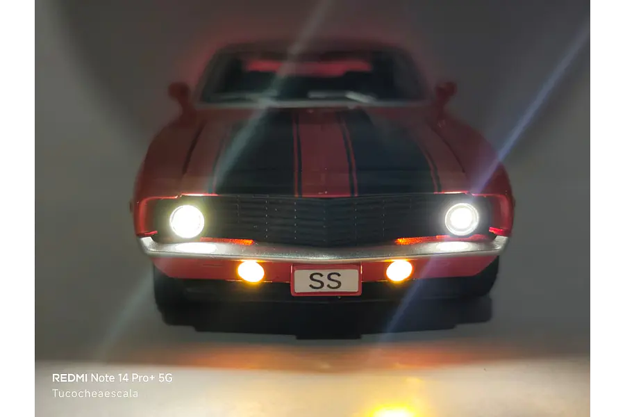 Chevrolet Camaro SS Marca CHINA ROJO 1/32 Luces LED