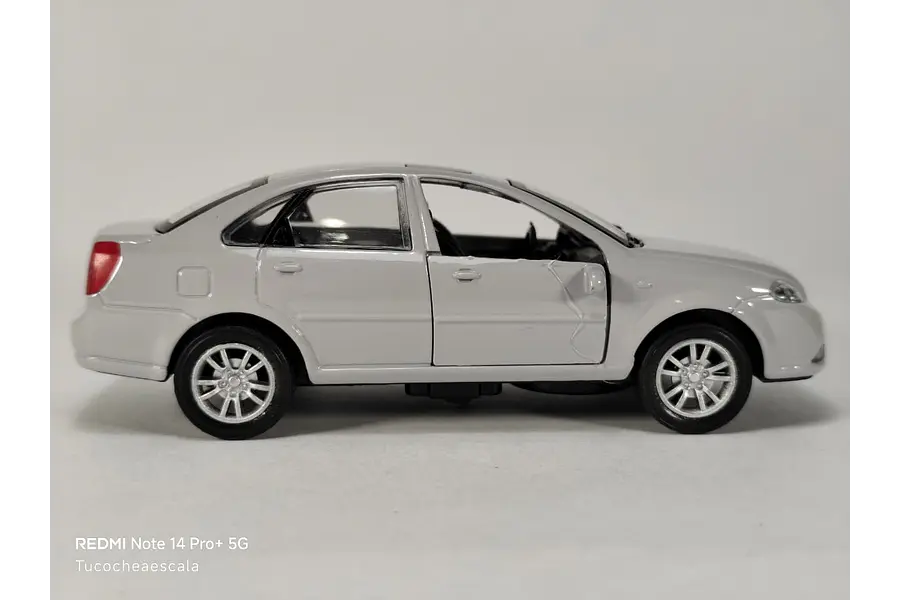 Chevrolet Optra 1/36 Chino Luces LED Gris