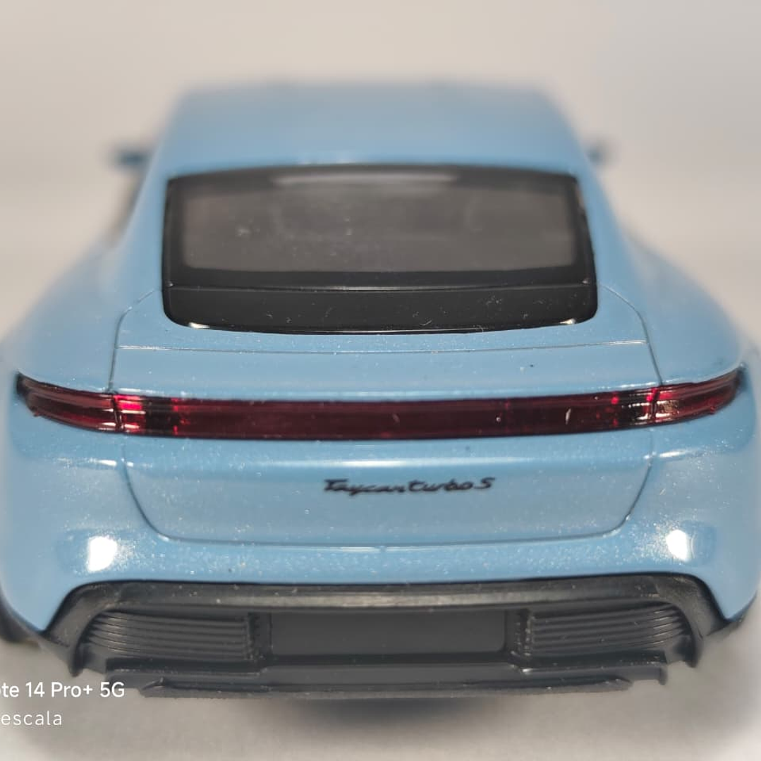 Porsche Taycan Turbo S, Welly, Escala 1-36 3