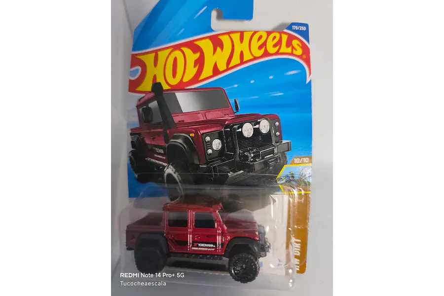 LAND ROVER DEFENDER Double Cab 1975 hot Wheels, Escala 1-64