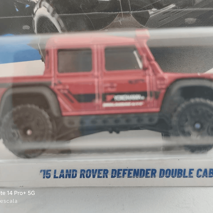 LAND ROVER DEFENDER Double Cab 1975 hot Wheels, Escala 1-64 2