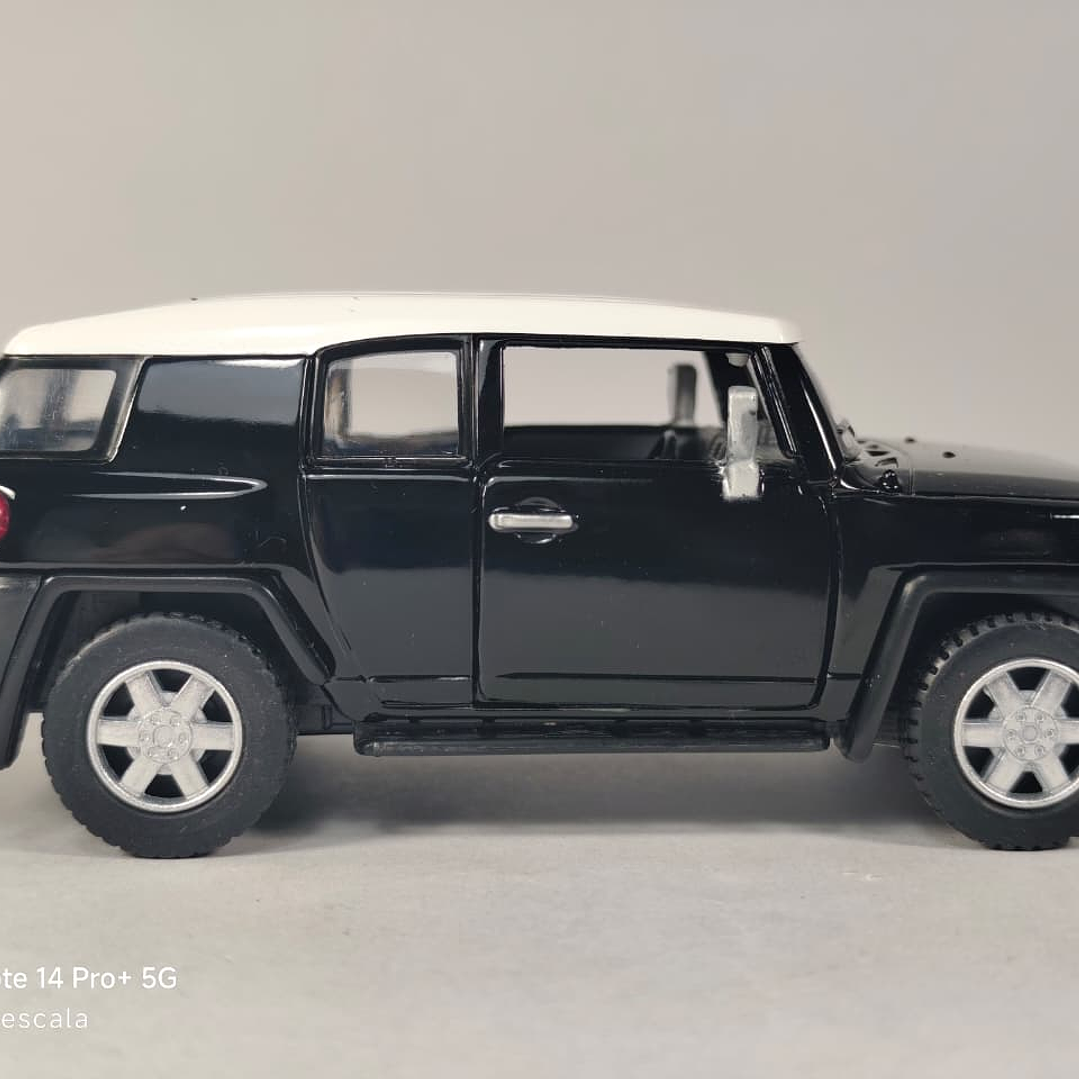 Toyota Fj Cruiser Escala 1/36 negro MARCA KINSMART  1