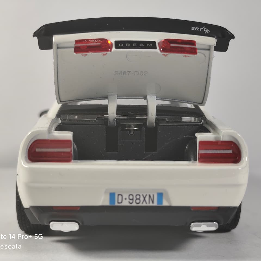 DODGE challenger  SRT Escala 1/24 Marca China LUCES LED 4