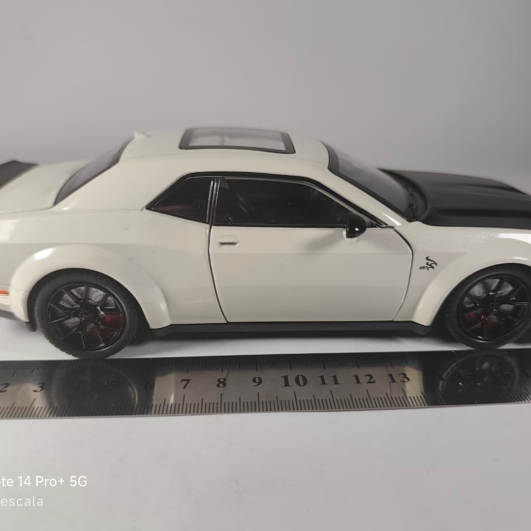 DODGE challenger  SRT Escala 1/24 Marca China LUCES LED 5