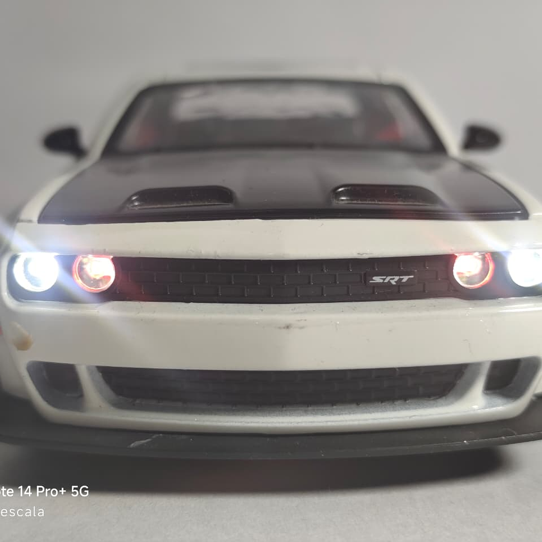 DODGE challenger  SRT Escala 1/24 Marca China LUCES LED 2