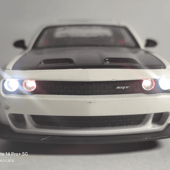 DODGE challenger  SRT Escala 1/24 Marca China LUCES LED 2